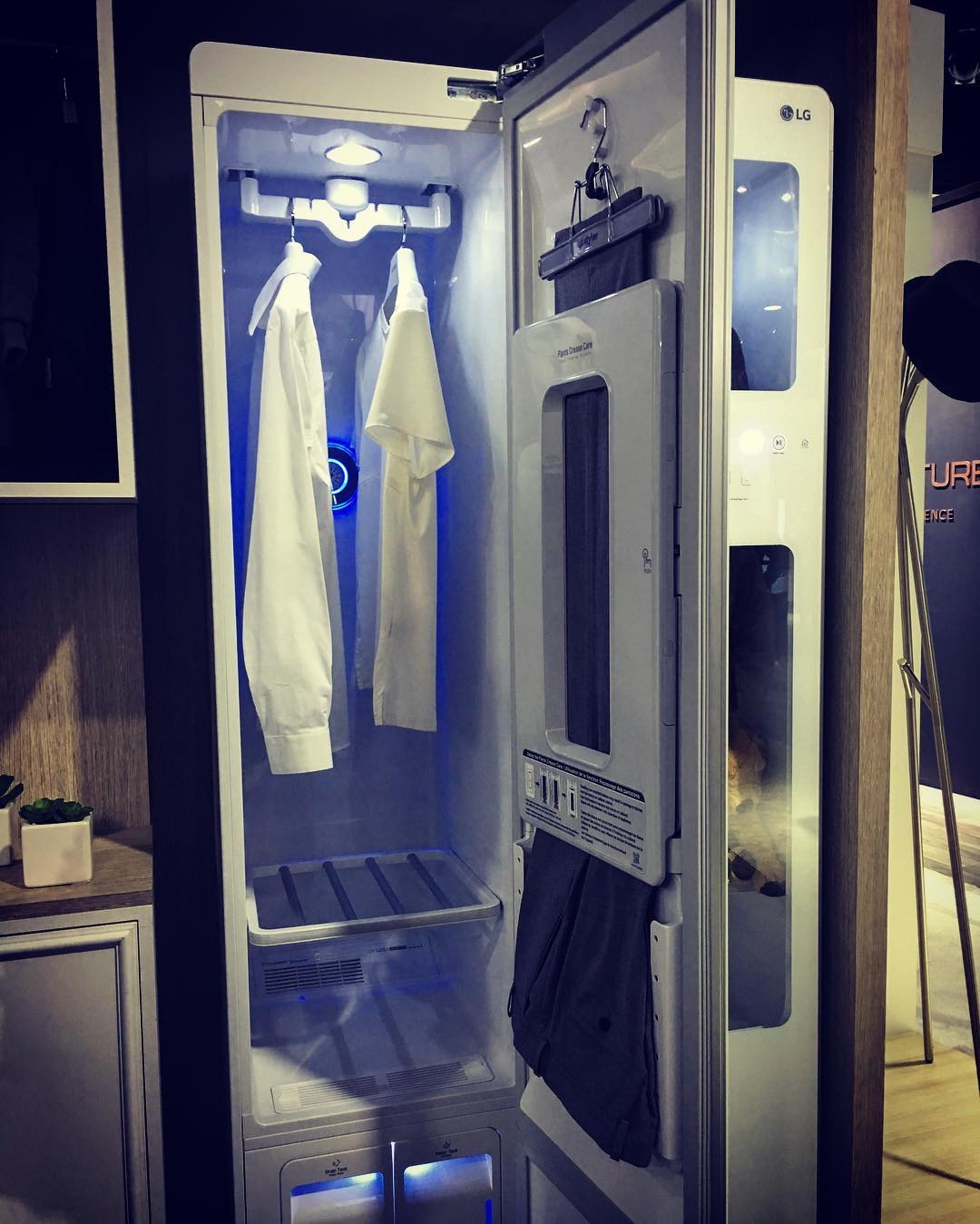 вертикальный шкаф отпариватель для одежды