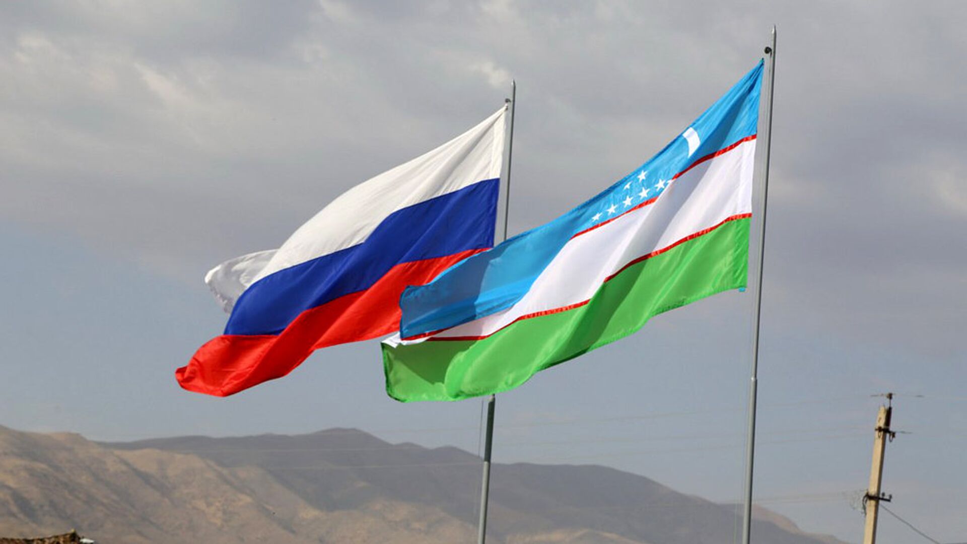 Флаги России и Узбекистана