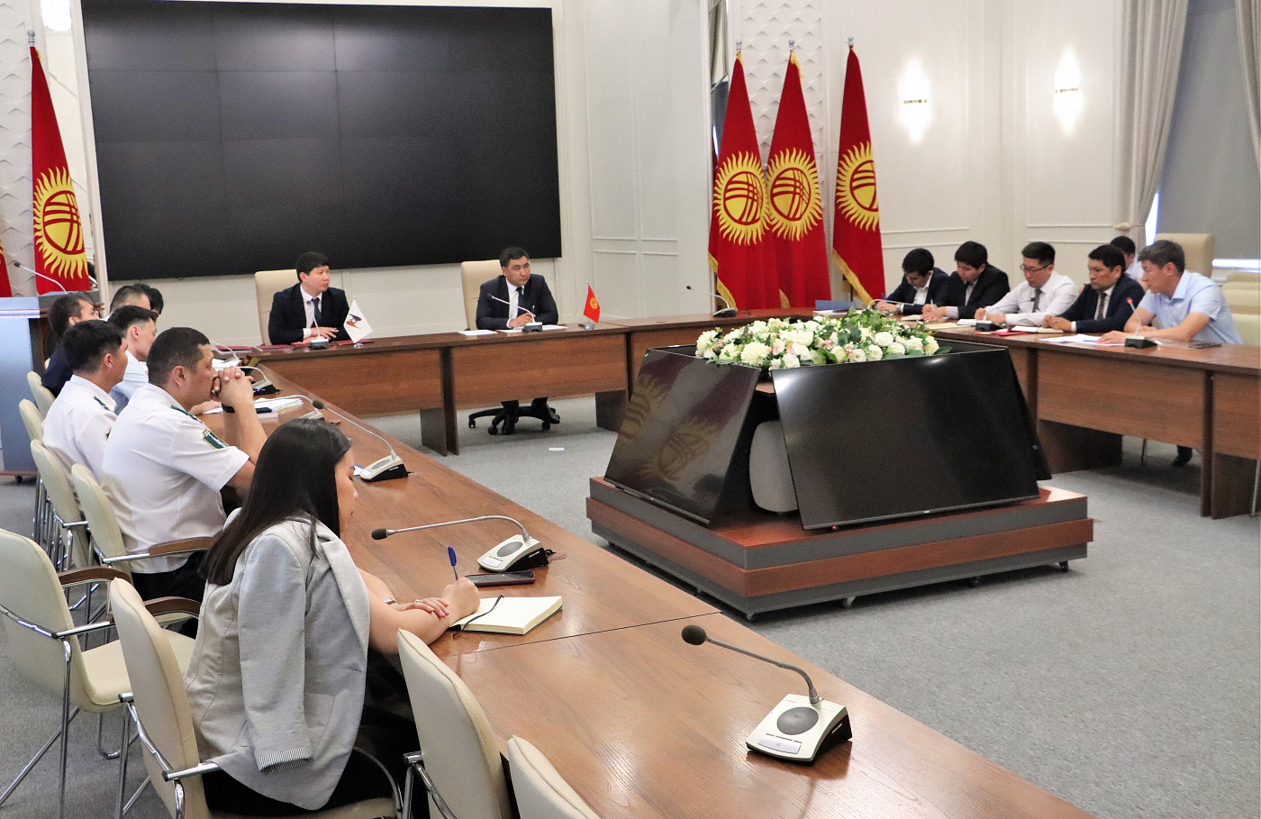 Стороны затронули вопросы, связанные с применением навигационных пломб в Кыргызстане, а также роль единого окна в части предоставления электронных разрешительных документов.