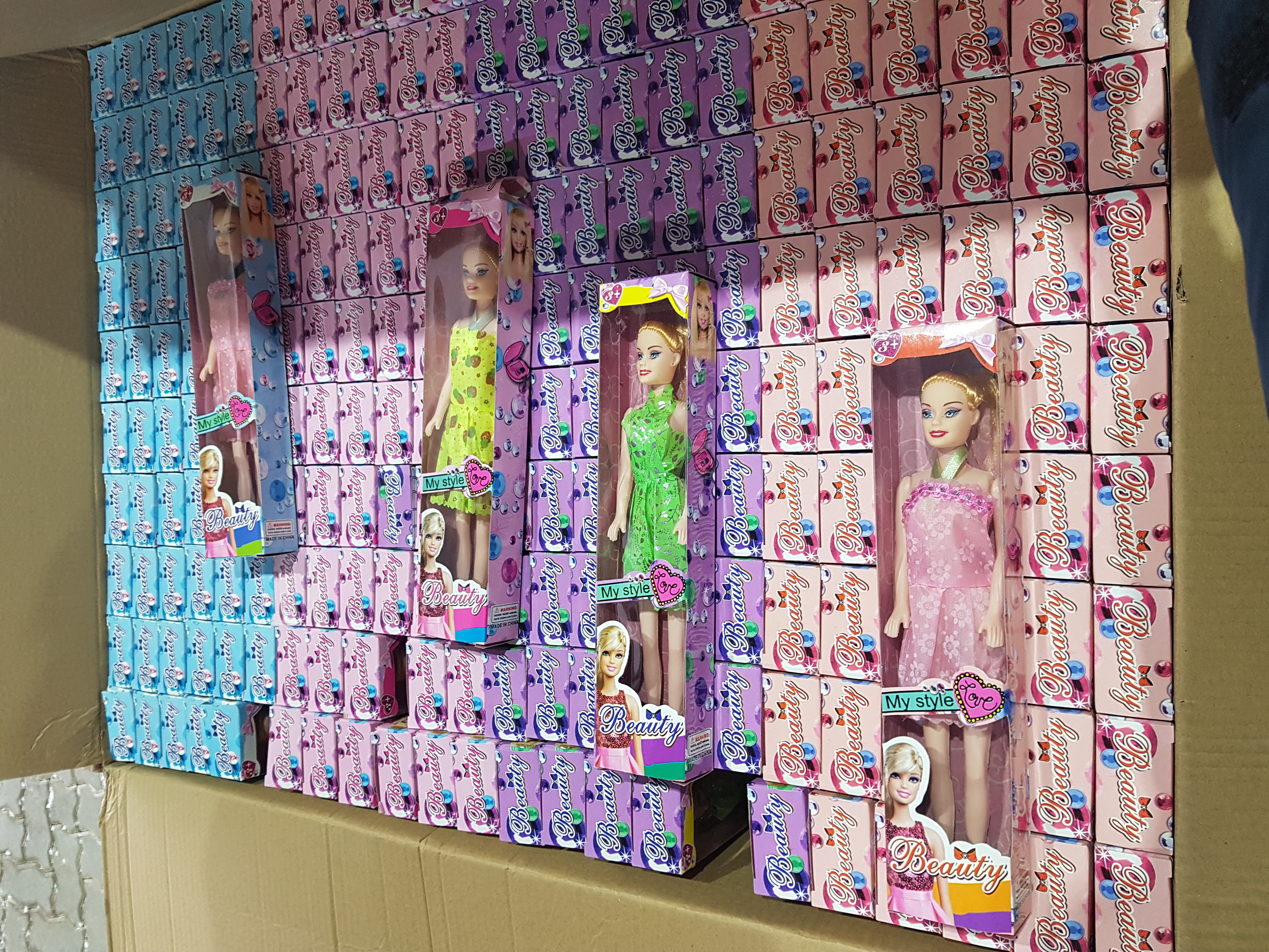 Коробки с куклами